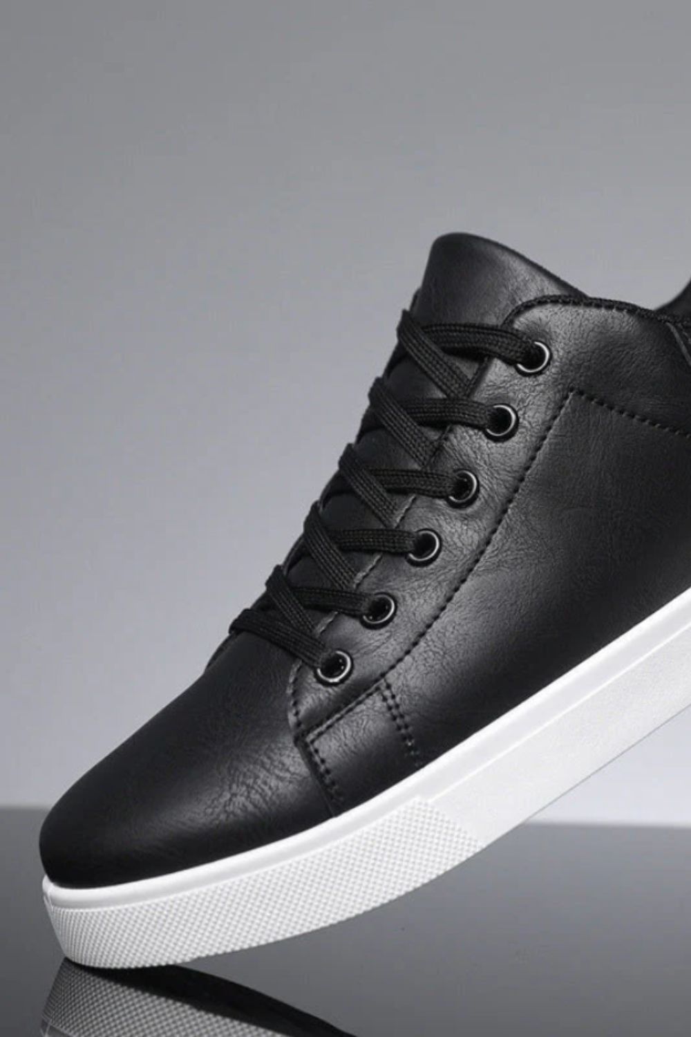 Herren Sneaker Schnürung weiße Sohle – Lifestyle-Look