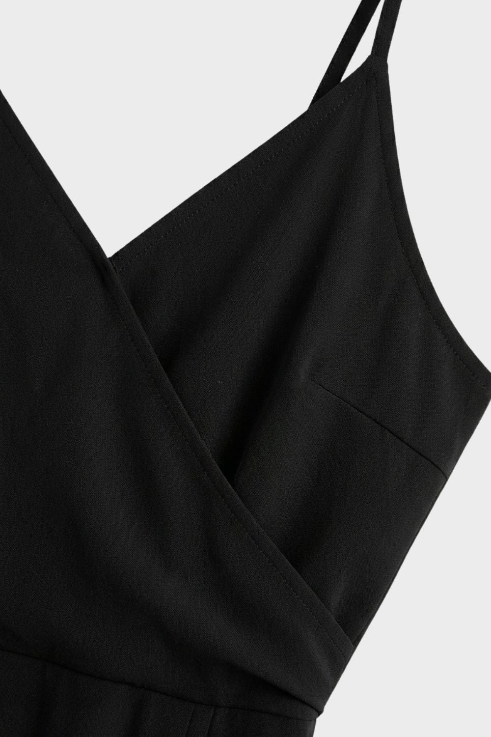 Damen Wickel-Maxikleid Spaghettiträger – Detail Wickel-V-Front mit Spaghettiträgern in Schwarz
