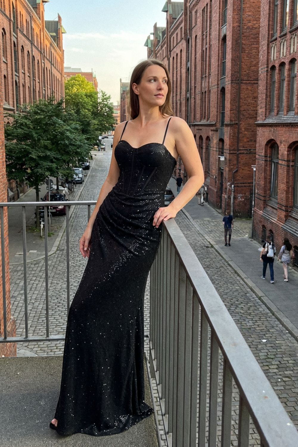Damen Abendkleid Spaghettiträger Maxilänge – Profil-Ansicht