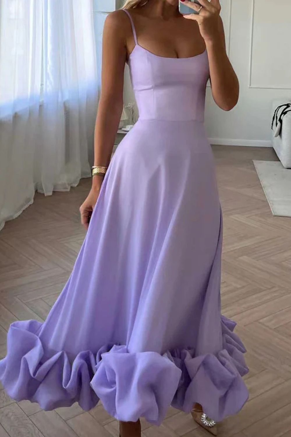 Damen Midikleid Träger Volant – Lifestyle-Look