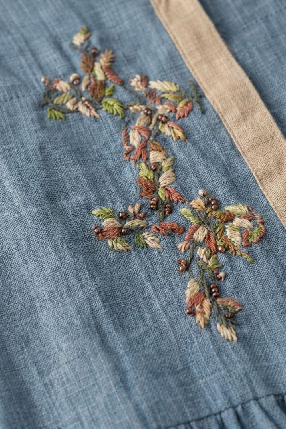 Damen Leinen Midikleid Stickerei – Detail-Ansicht