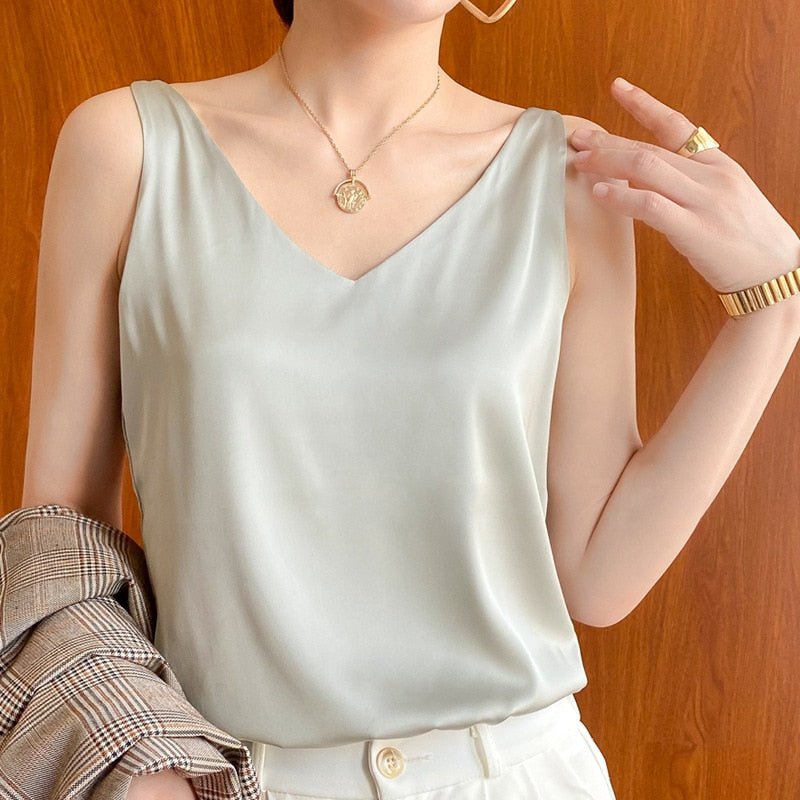 Damen Satin-Top Tank V-Ausschnitt – Modell-Foto