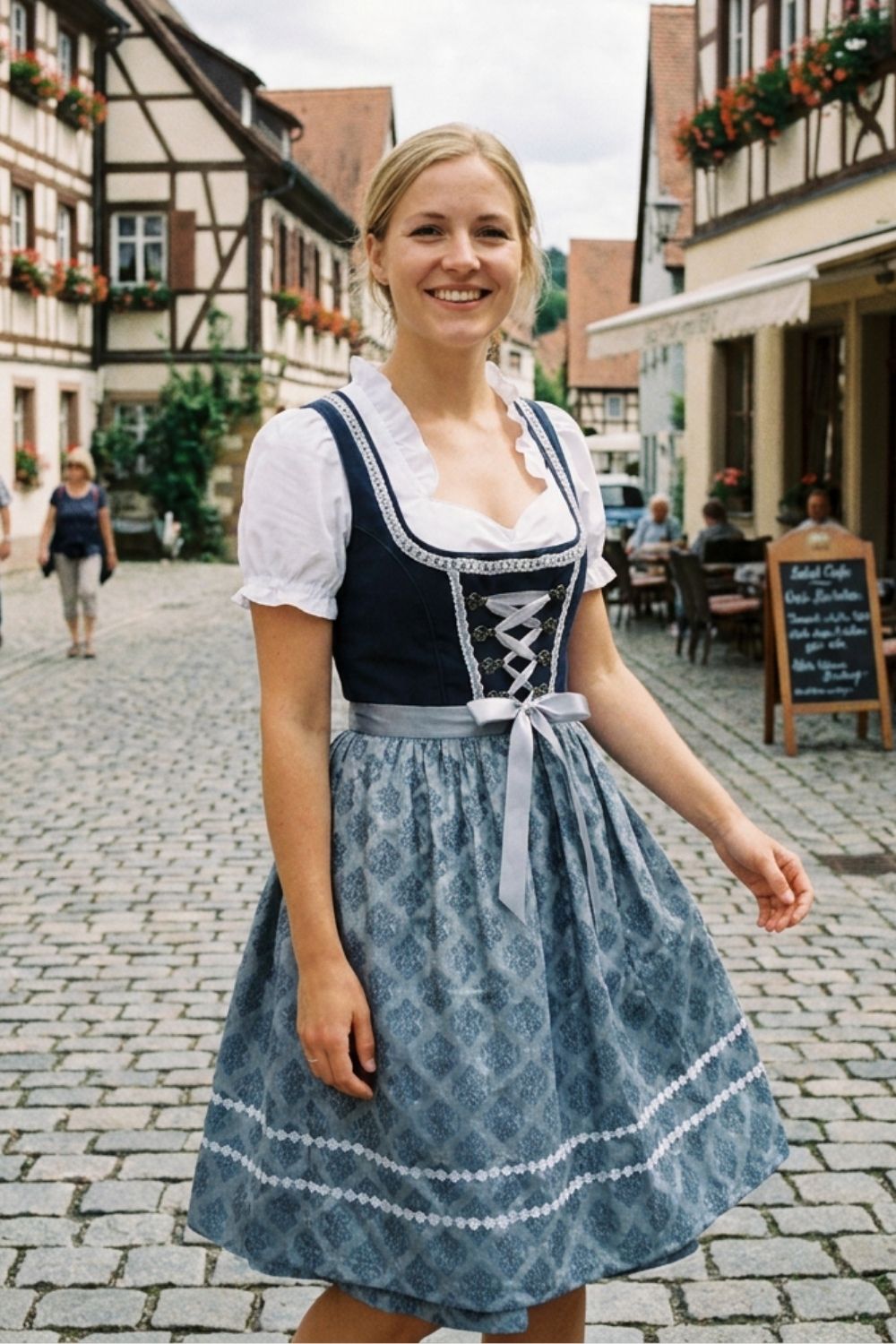 Damen Dirndlkleid | Schnürung & Gemusterte Schürze