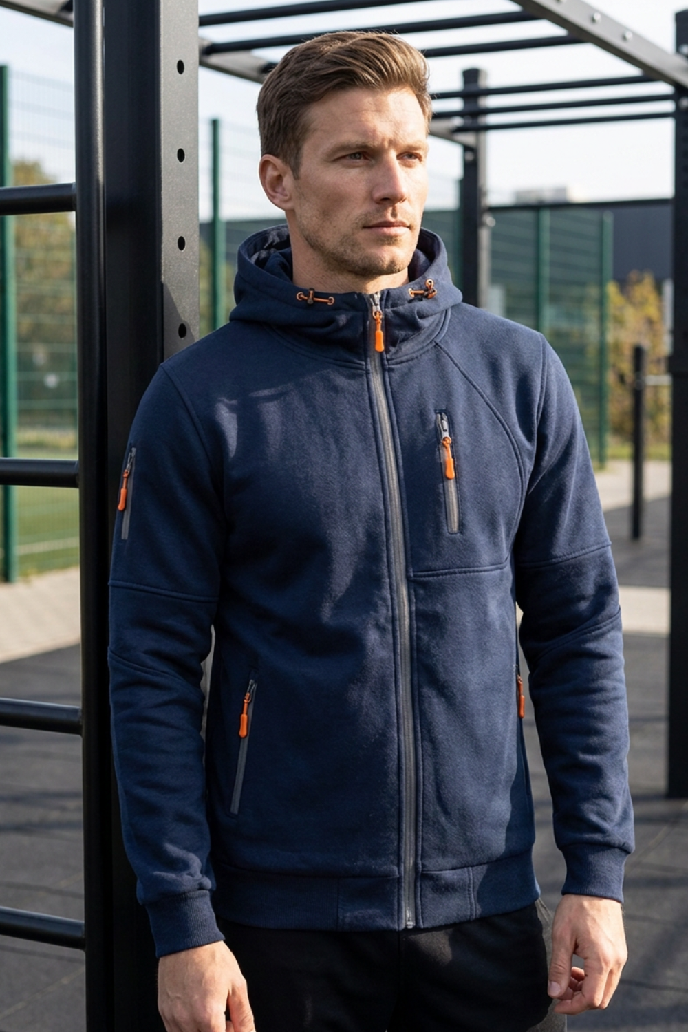 Herren Kapuzenjacke mit Reißverschluss | Brusttasche & Kontrastdetails