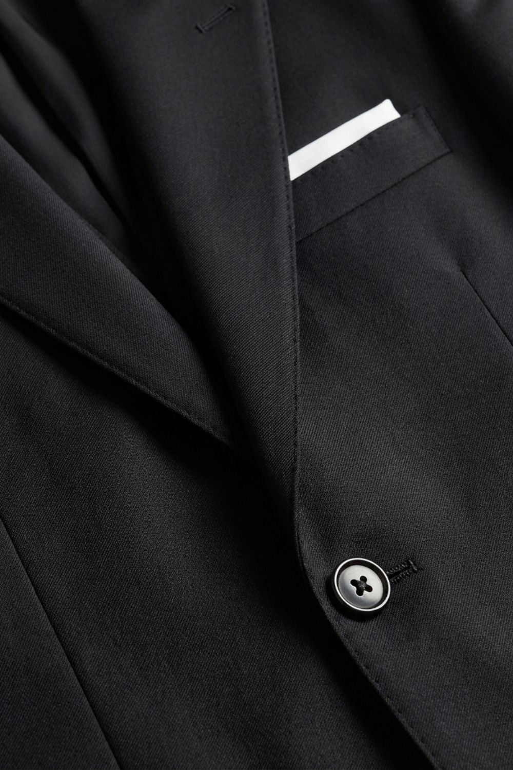 Herren Dreiteiler Spitzen-Revers V-Weste – Profil-Ansicht