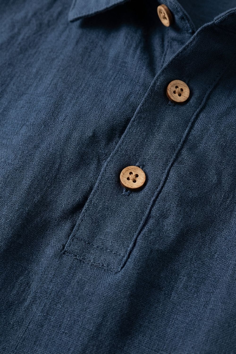 Herren Henley-Polo Naturleinen Stehkragen – Profil-Ansicht